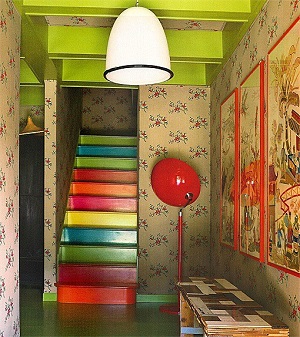 Чем лучше покрасить деревянную лестницу в доме