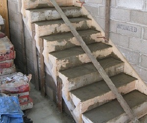 Лестница на бетонном основании