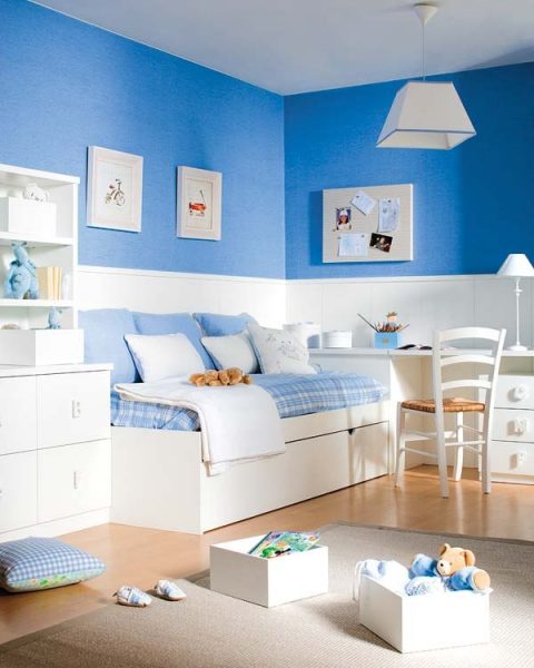 Бело-синяя комната