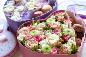 цветочные букеты с пирожными