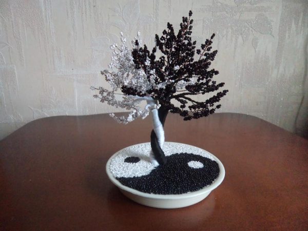 Чёрно-белое дерево из бисера