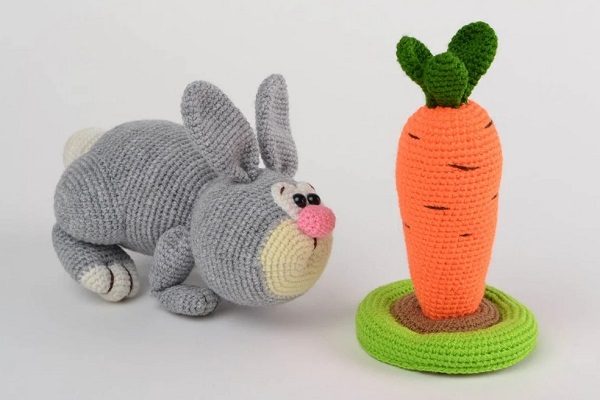 Заяц и морковка