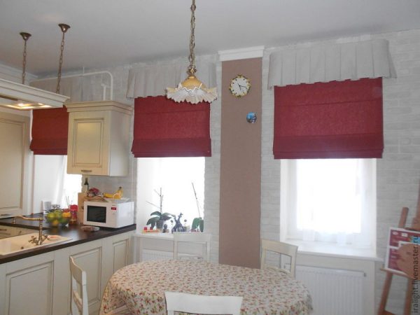 Красные шторы на кухне