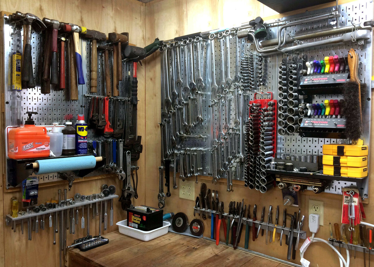 хранение инструментов в гараже на стене