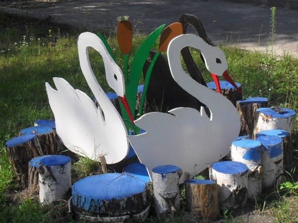 Лебеди в пруду