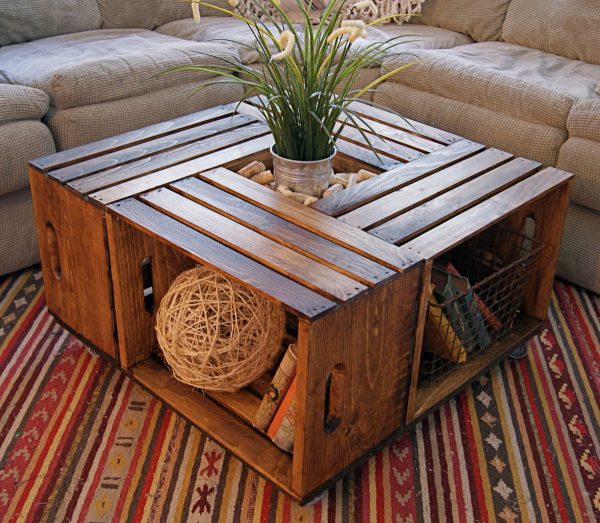Журнальный столик из деревянных ящиков