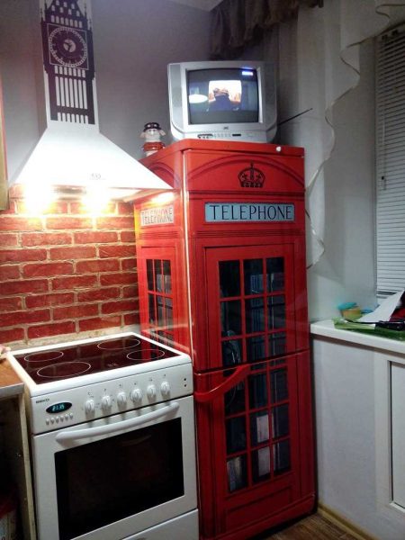 Холодильник в виде телефонной будки