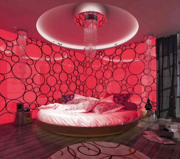 Круглая кровать в красном интерьере